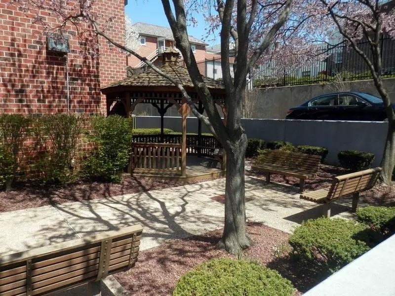 120 E Franklin St - Photo 4
