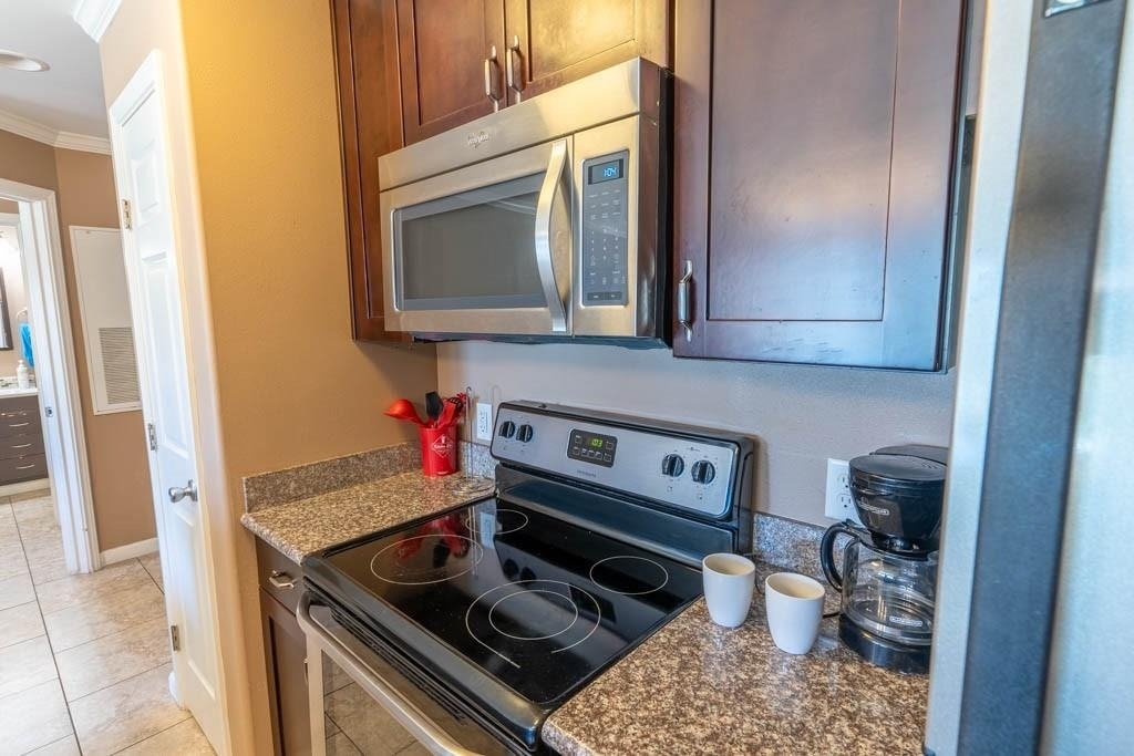 9520 Seawall Boulevard - Photo 2