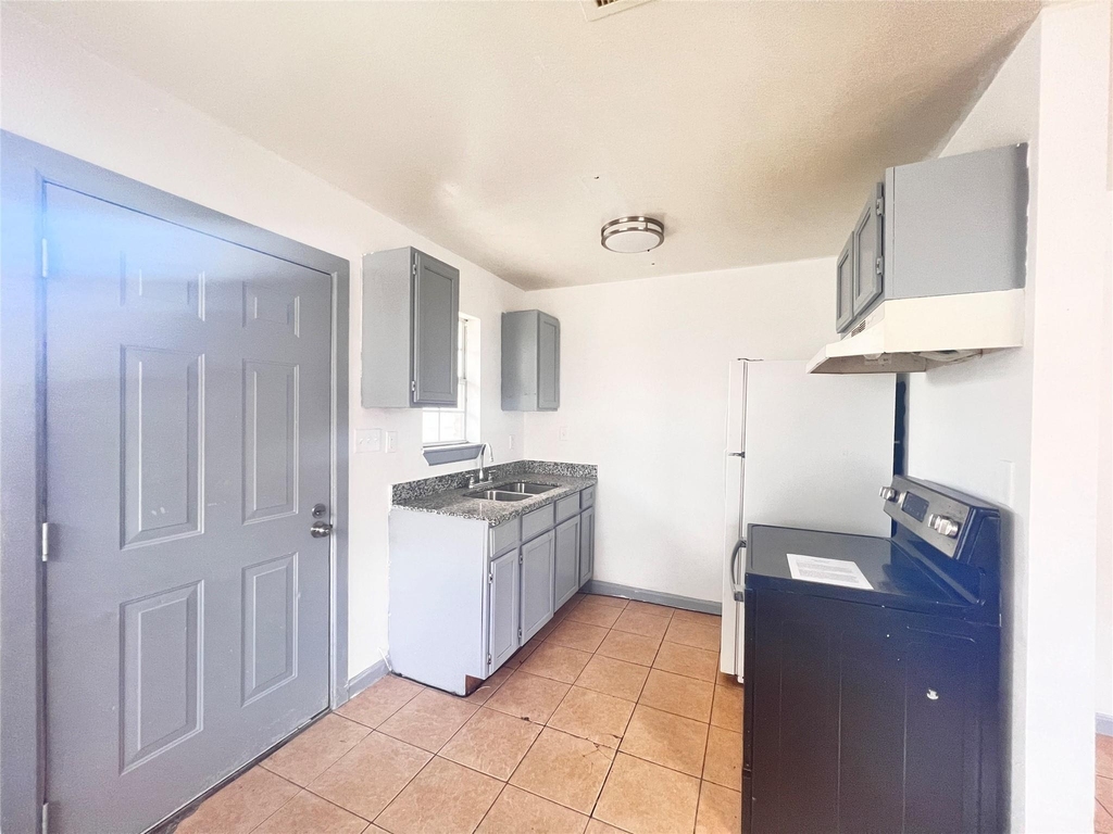 5602 Hirsch Road - Photo 7