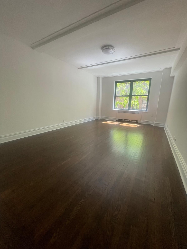 Located between Lexington and 3rd Avenues - Photo 3