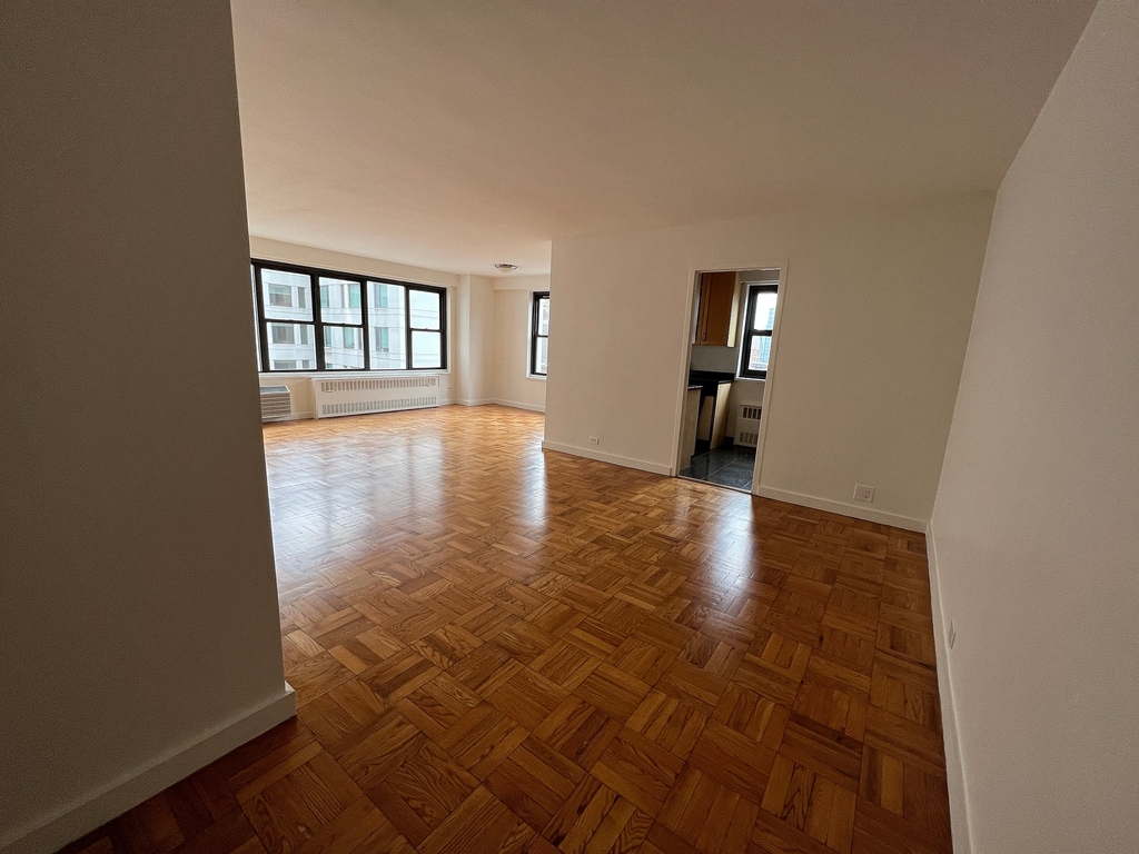 Fourth Avenue - Photo 4