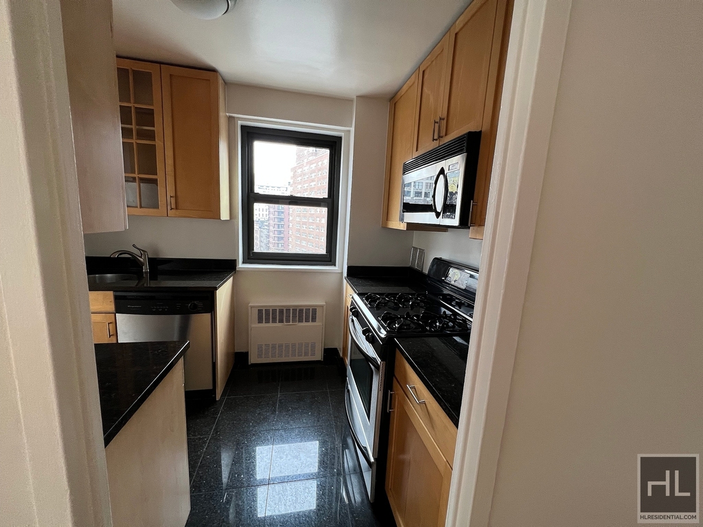 Fourth Avenue - Photo 3