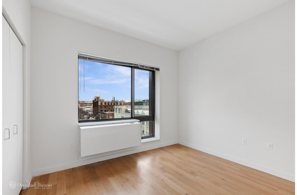 44-72 11th St - Photo 3