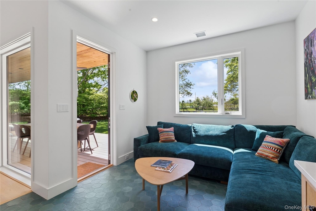 6710 Soundview Avenue - Photo 6