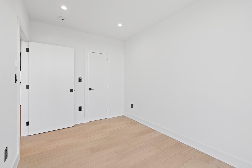 33-25 Junction Boulevard - Photo 8
