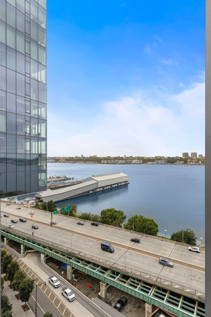 50 Riverside Boulevard - Photo 3