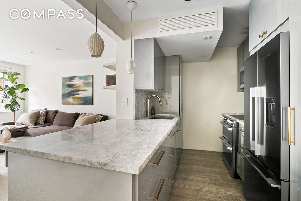 712 Washington Street - Photo 1