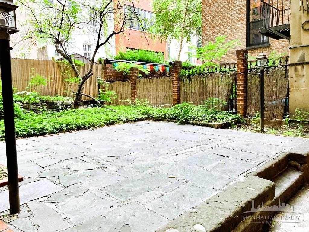 E 16th St - Photo 0