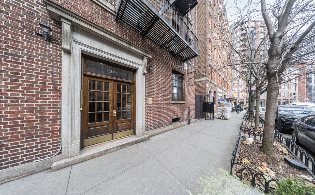 West 11th Street - Photo 5