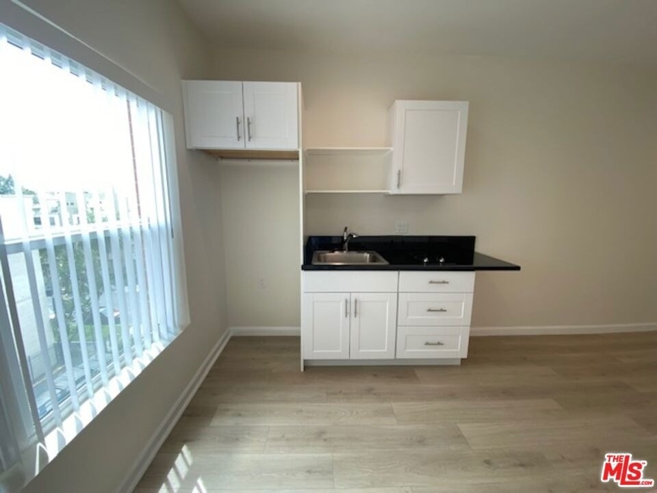 814 S Hobart Boulevard - Photo 7