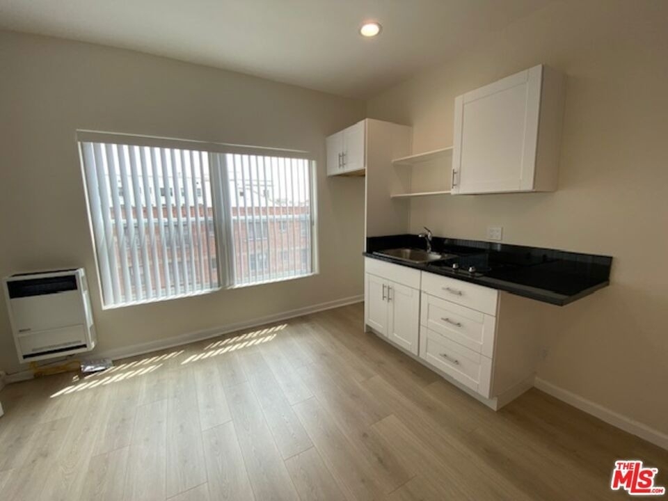 814 S Hobart Boulevard - Photo 6