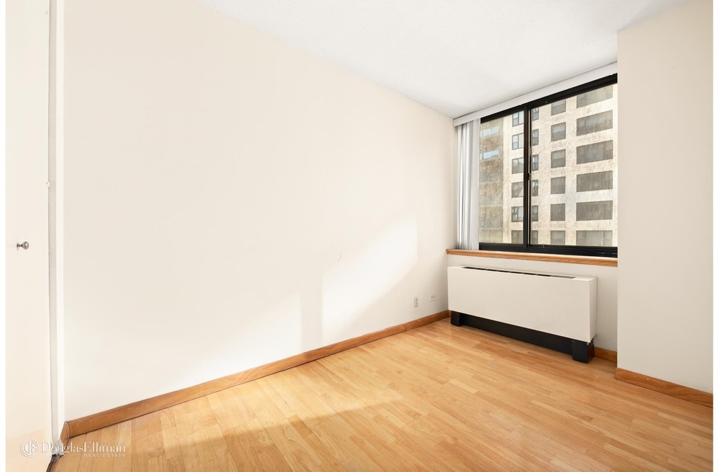 250 E 40th St - Photo 4