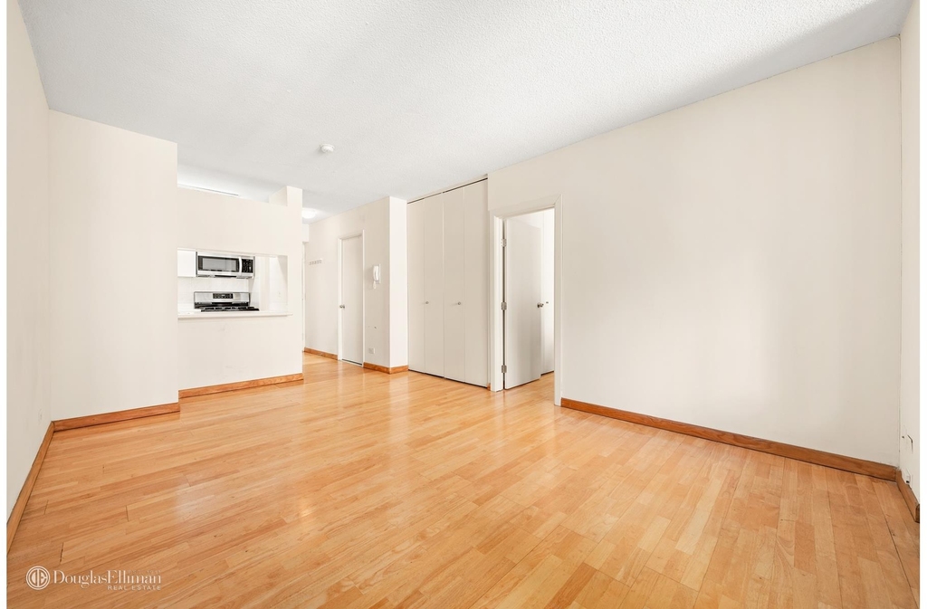 250 E 40th St - Photo 3