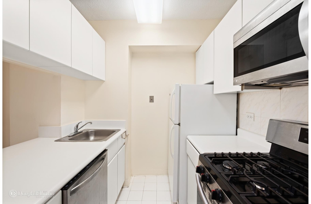 250 E 40th St - Photo 5