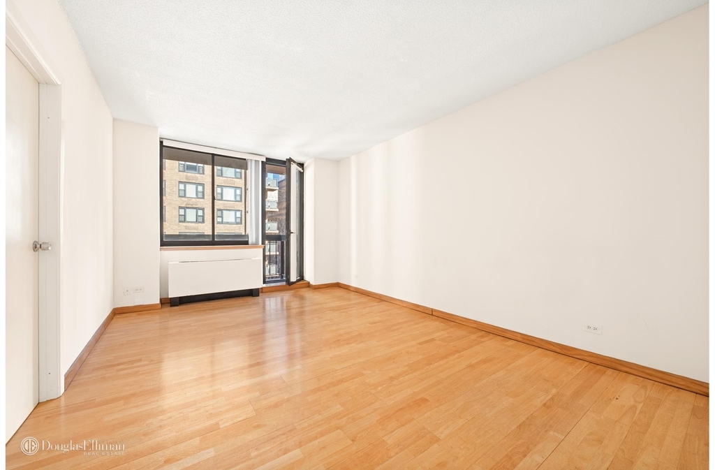 250 E 40th St - Photo 1