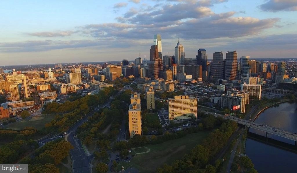 2200 Benjamin Franklin Parkway - Photo 23