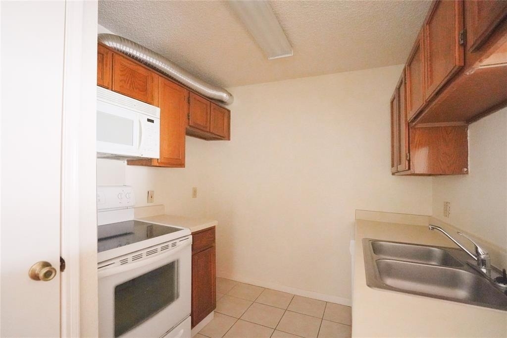 2121 Hepburn Street - Photo 10
