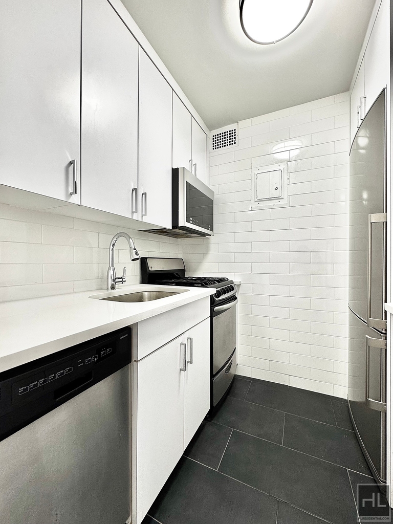 E 89 St - Photo 2