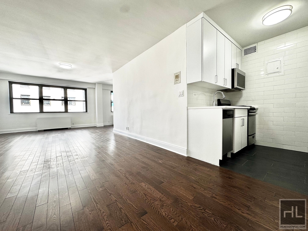 E 89 St - Photo 0