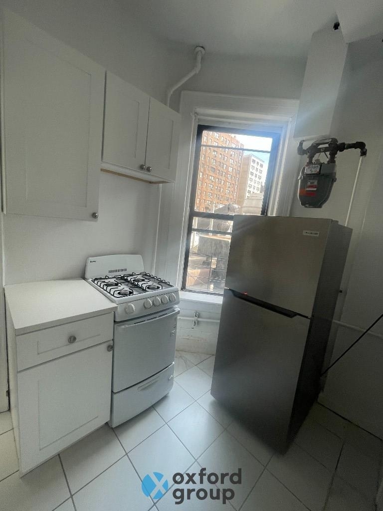 1st Avenue - Photo 4