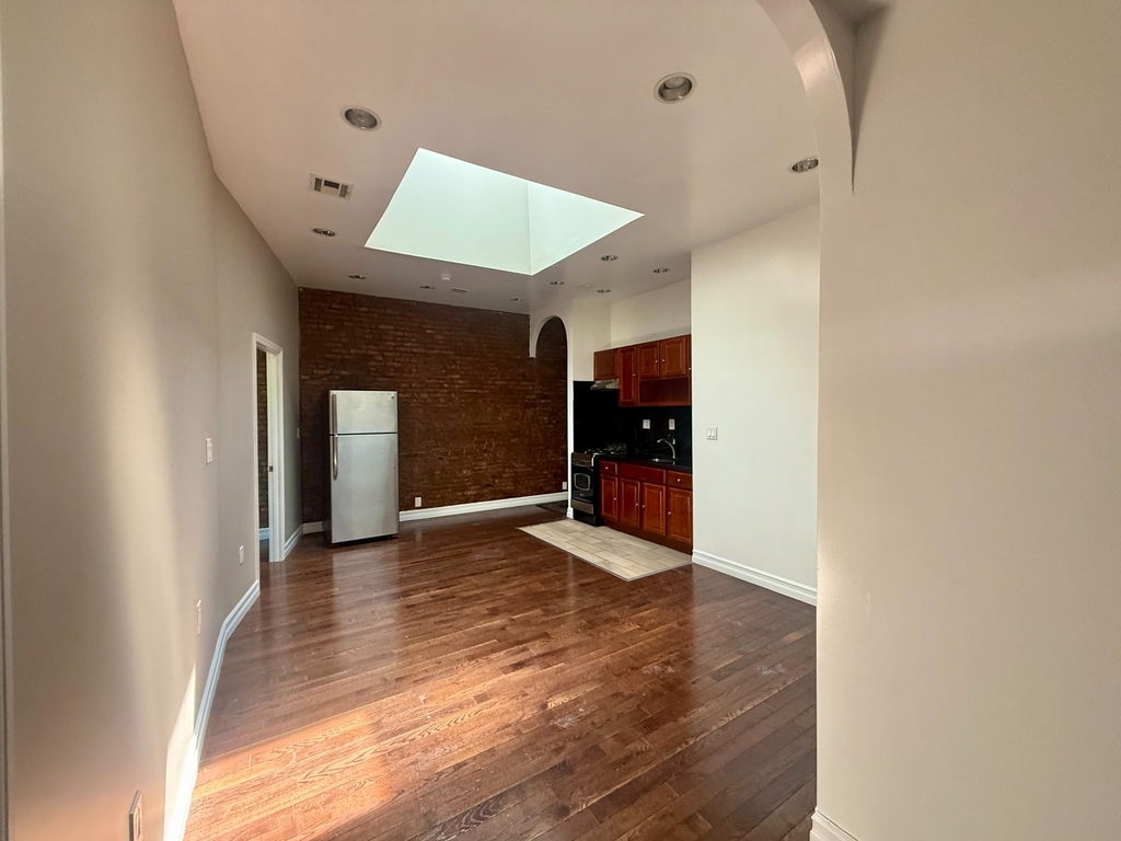 922 Fulton St - Photo 2