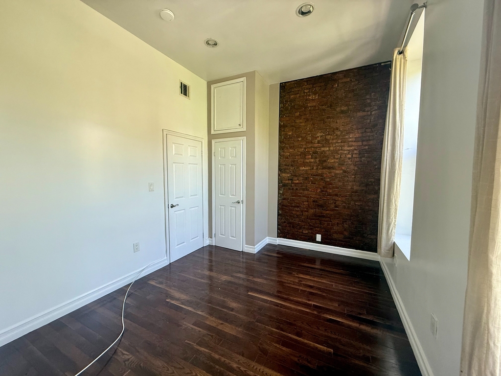 922 Fulton St - Photo 4