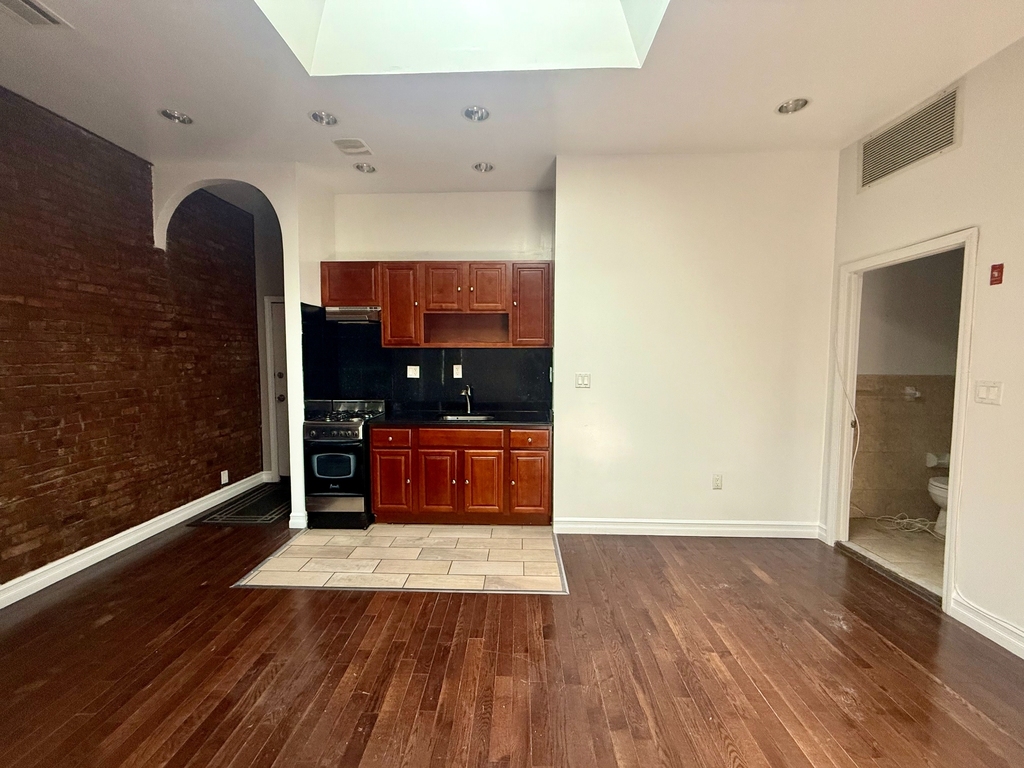 922 Fulton St - Photo 1