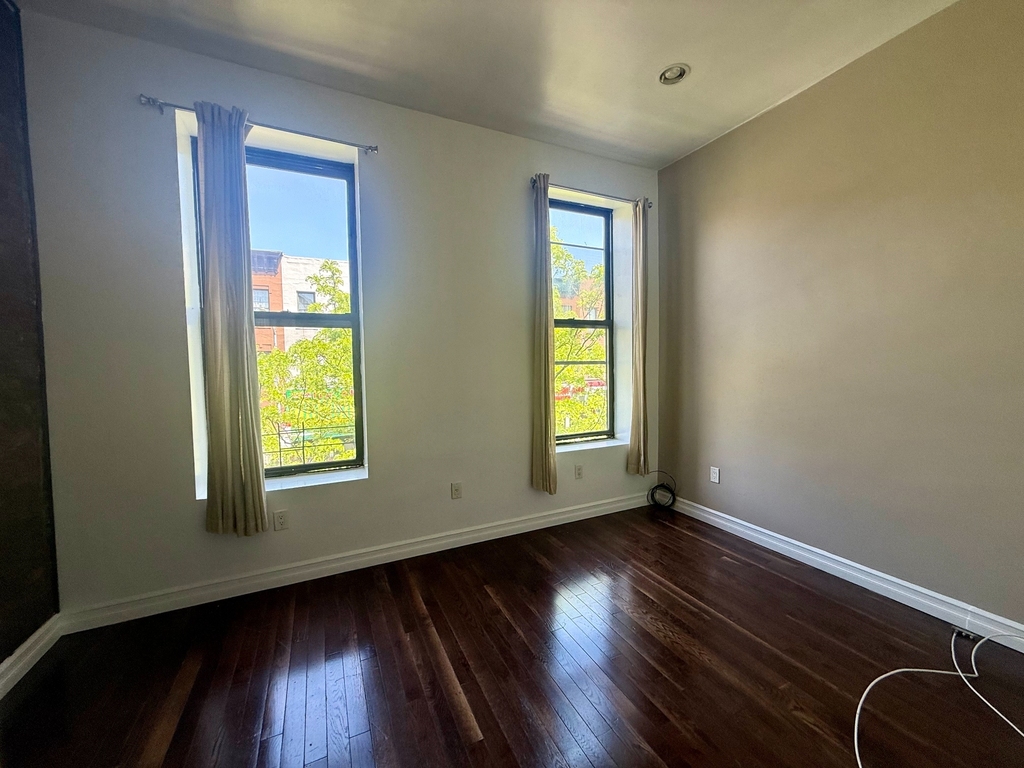 922 Fulton St - Photo 3