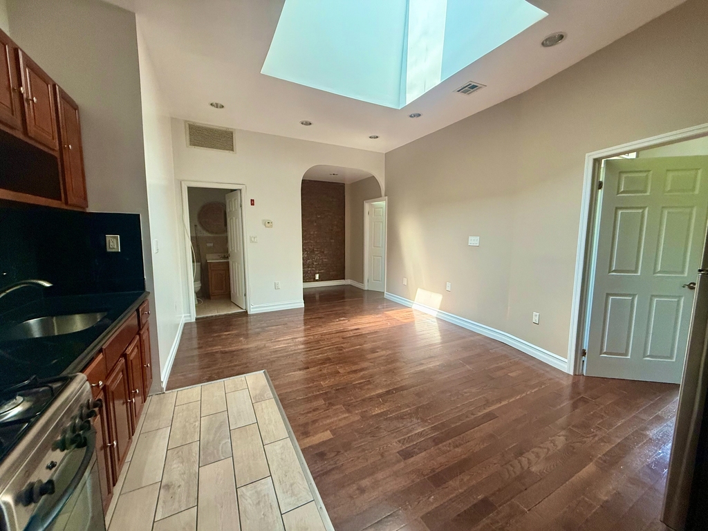 922 Fulton St - Photo 0