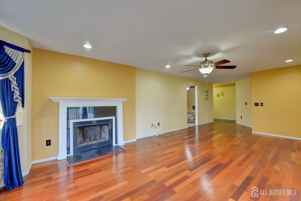 300 Ventnor Court - Photo 5