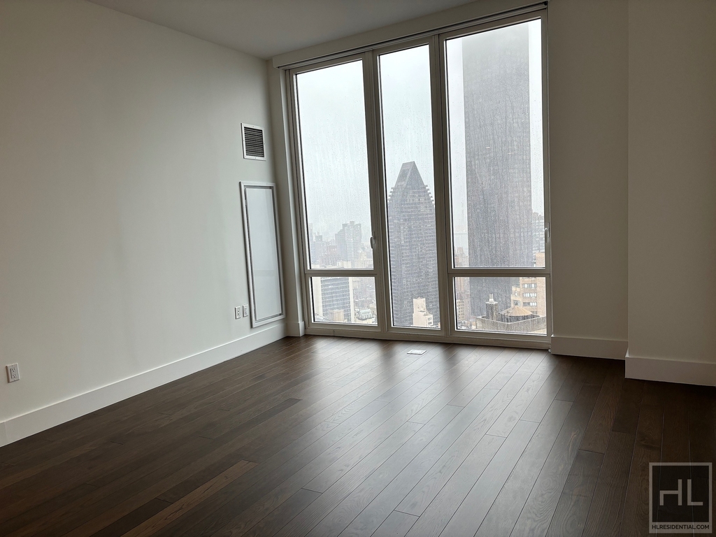 East 44th Street - Photo 2
