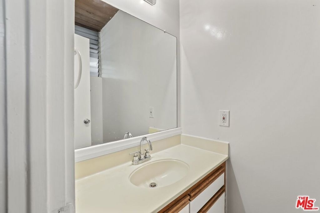 11133 Rose Avenue - Photo 7