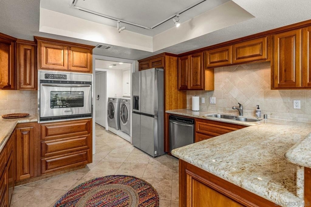 2420 Torrey Pines Rd - Photo 4