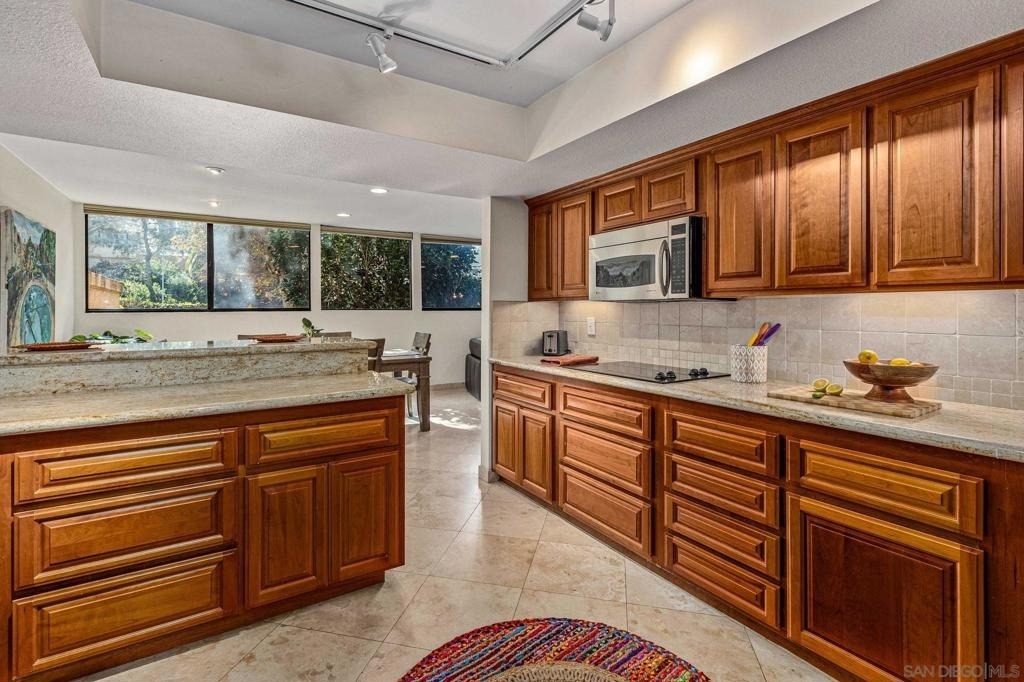 2420 Torrey Pines Rd - Photo 5