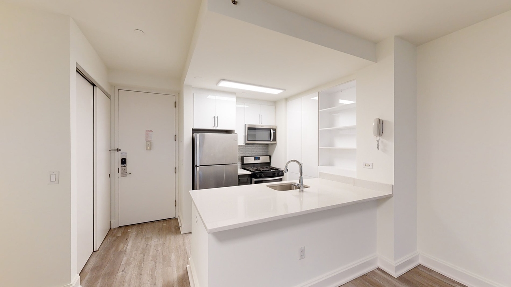 10 Hanover Square - Photo 1
