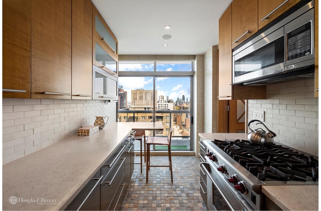 188 E 64th St - Photo 3