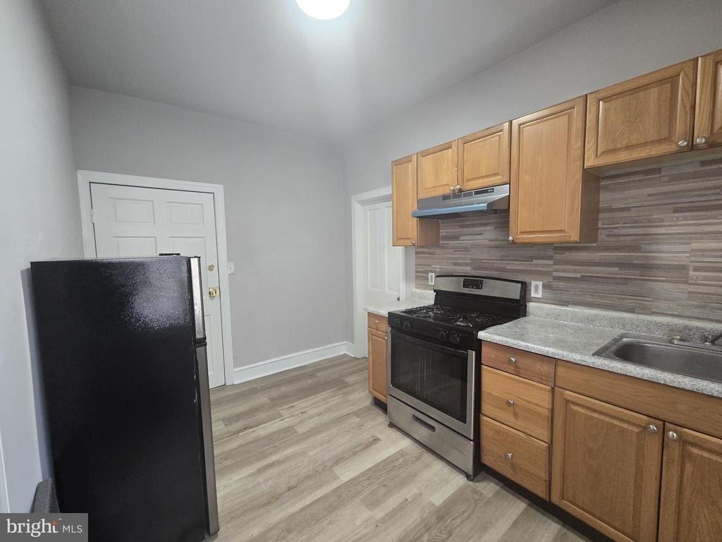 5526 N Mascher Street - Photo 2