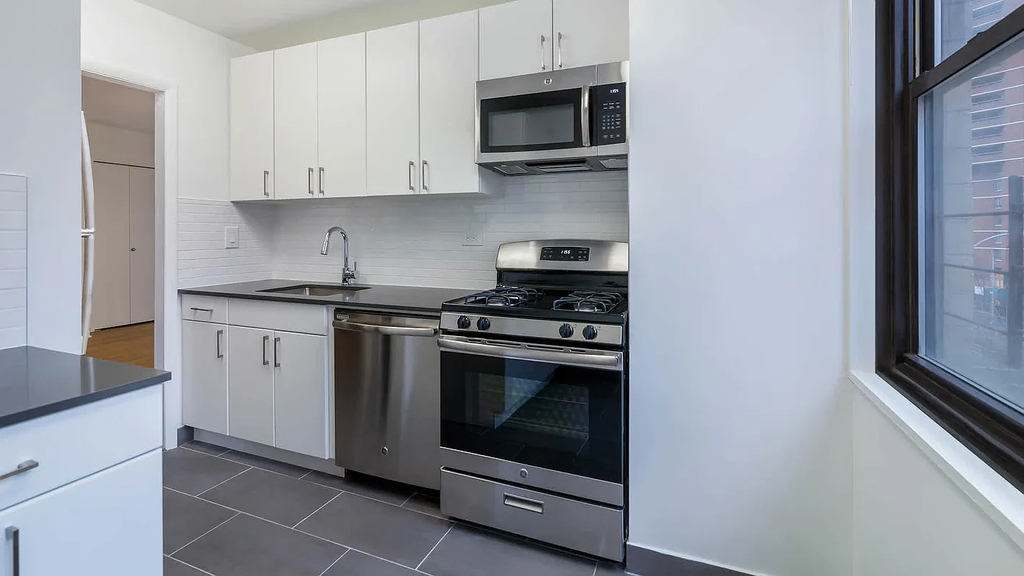 Second Avenue - Photo 1