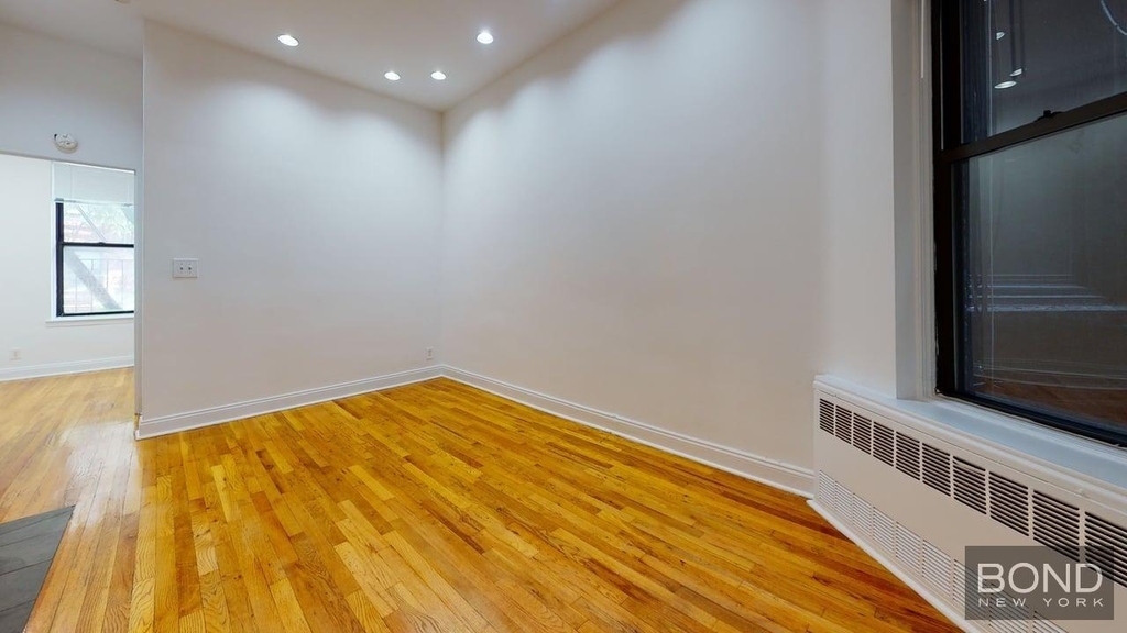 East 93 Street - Photo 8