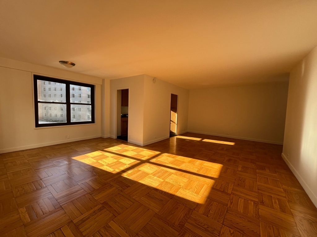 Fourth Avenue - Photo 1