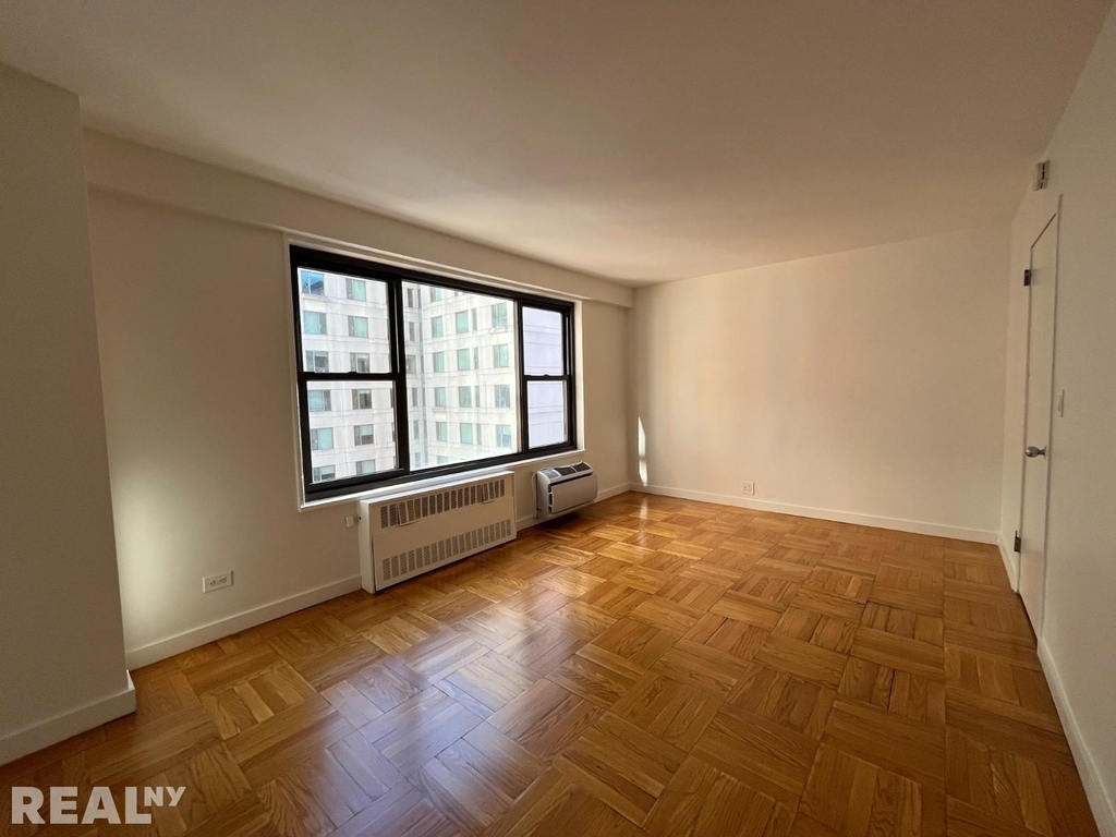 Fourth Avenue - Photo 3