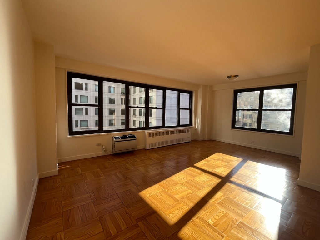 Fourth Avenue - Photo 0