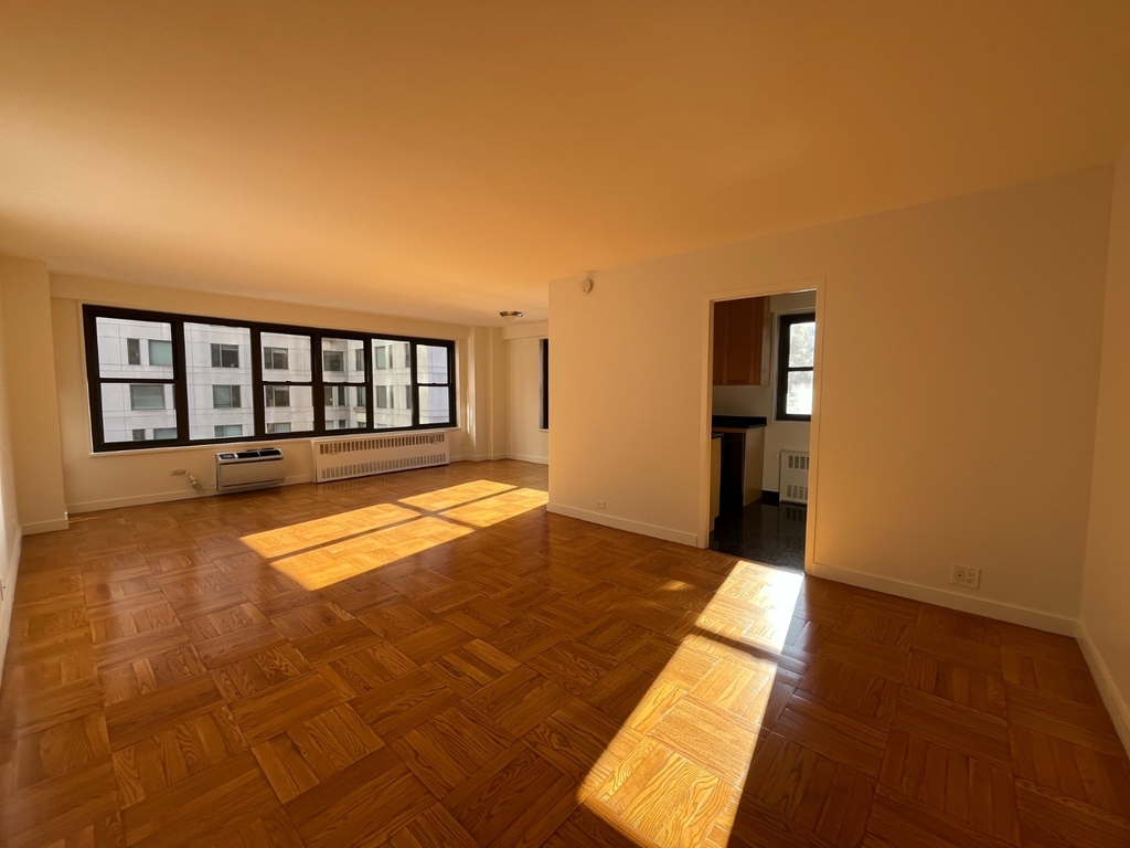 Fourth Avenue - Photo 2