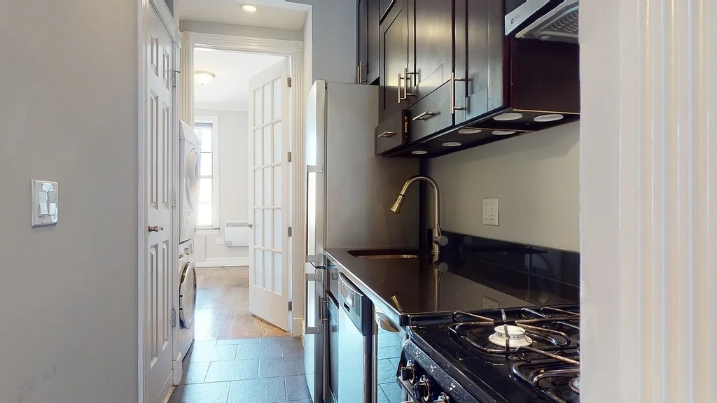 444 W 52nd St - Photo 7