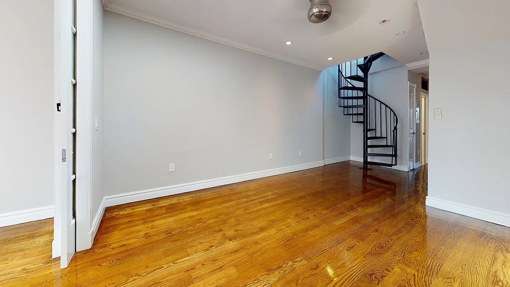 444 W 52nd St - Photo 4