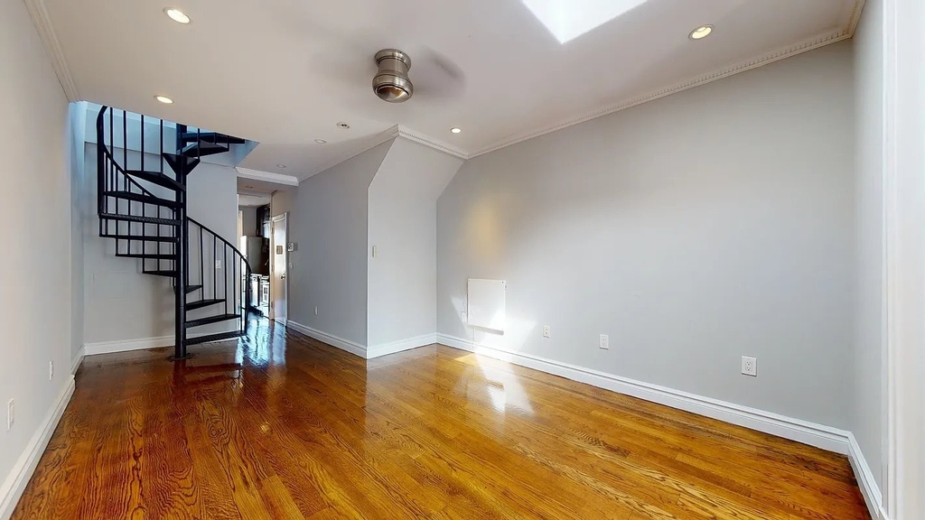 444 W 52nd St - Photo 5