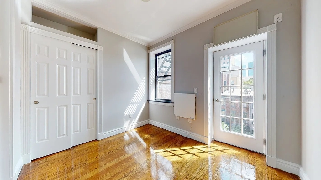 444 W 52nd St - Photo 3