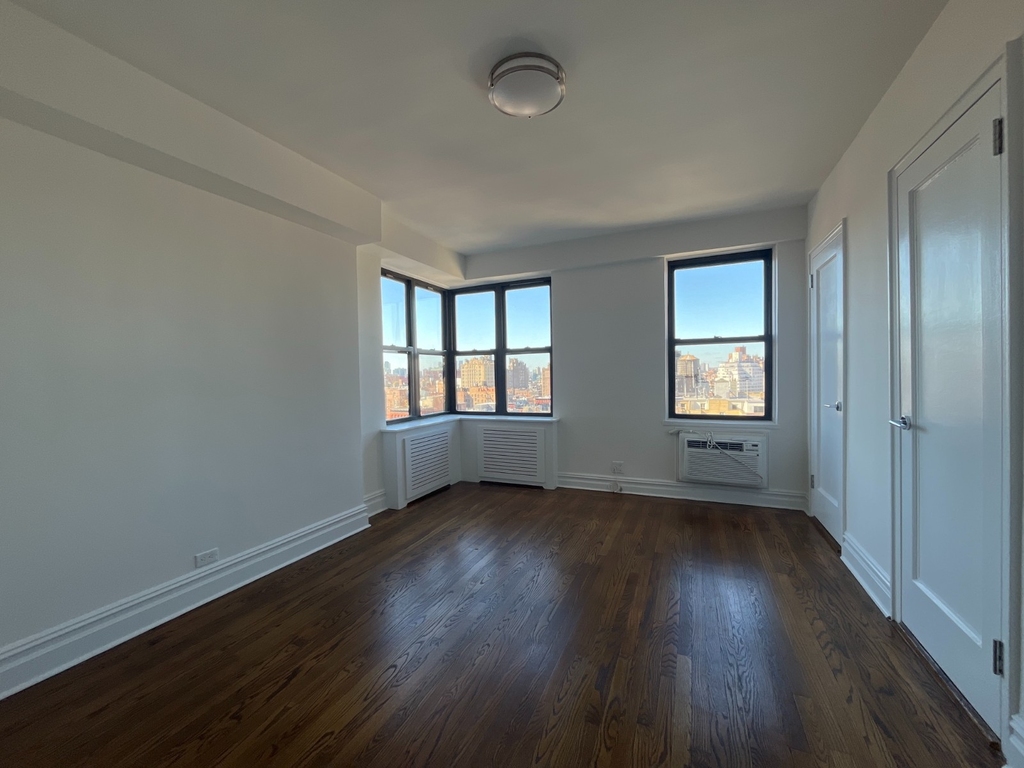 Fifth Avenue - Photo 1
