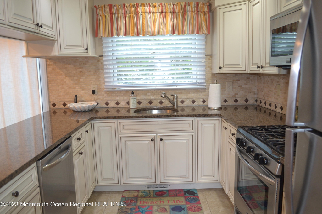 11 3rd Avenue - Photo 13