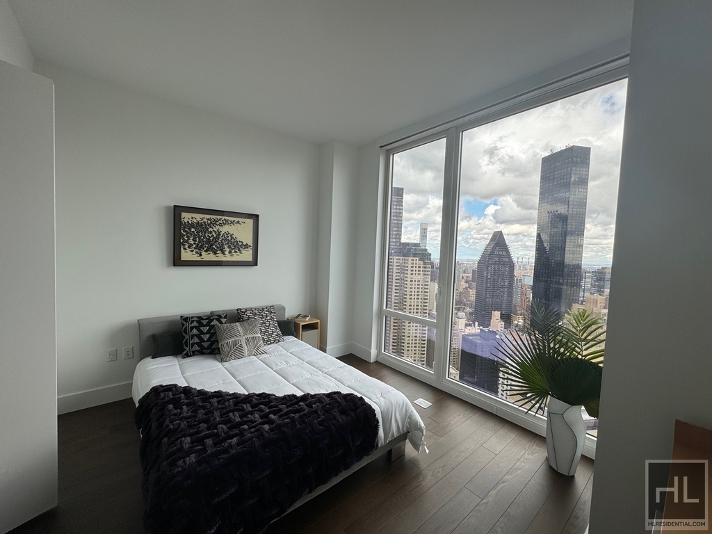 East 44th Street - Photo 5